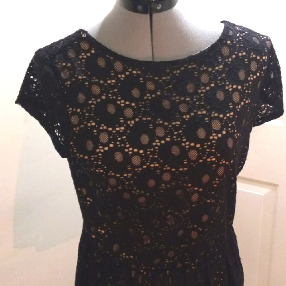 Alya Sz L, Lace backed Ruffle pendulum Top W/ Low V Back